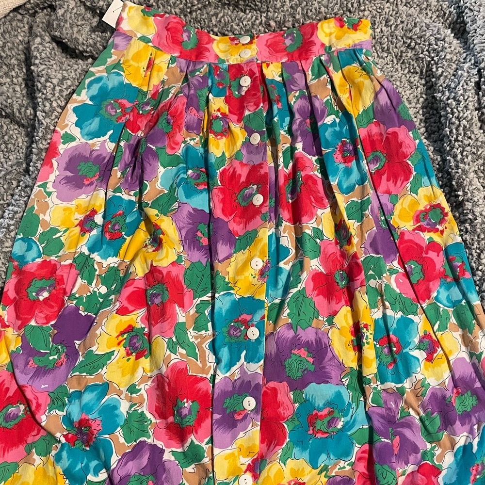 Vintage 90’s Size 12 Petite Full skirt multi colored w/ floral print. Button up.
